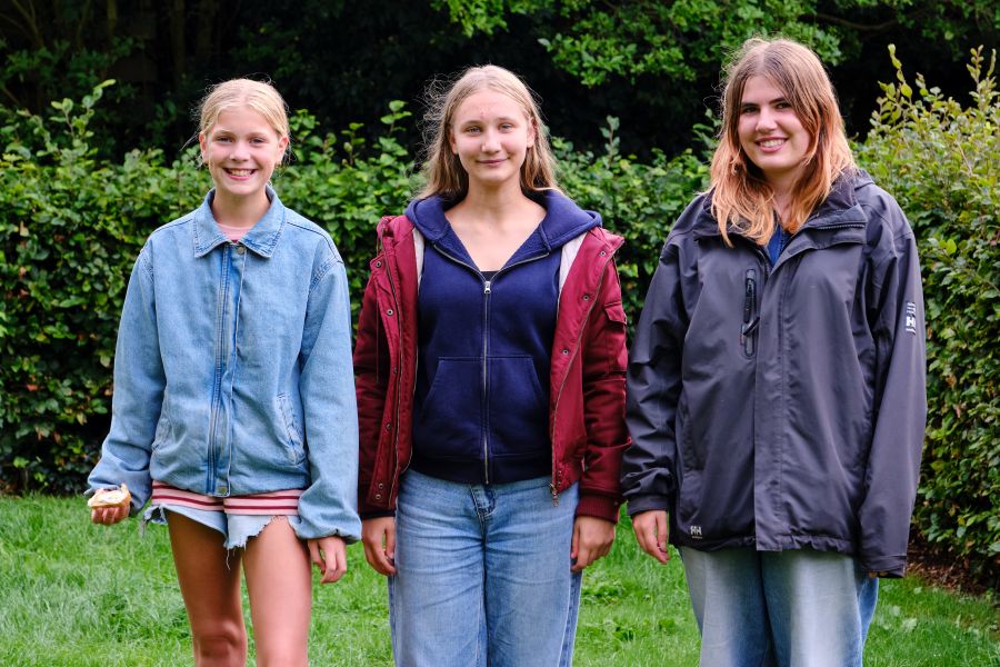 WA - onze bezorgers WA - onze bezorgers: van links naar rechts Eva, Meike en Eke